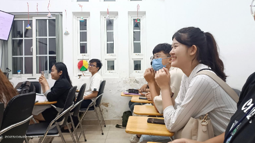 剛抵達越南的我們，馬不停蹄前往SHZ華語中心觀課，老師活潑有趣的上課方式，讓疲憊且緊張的我們在這陌生的國度逐漸打開心房。